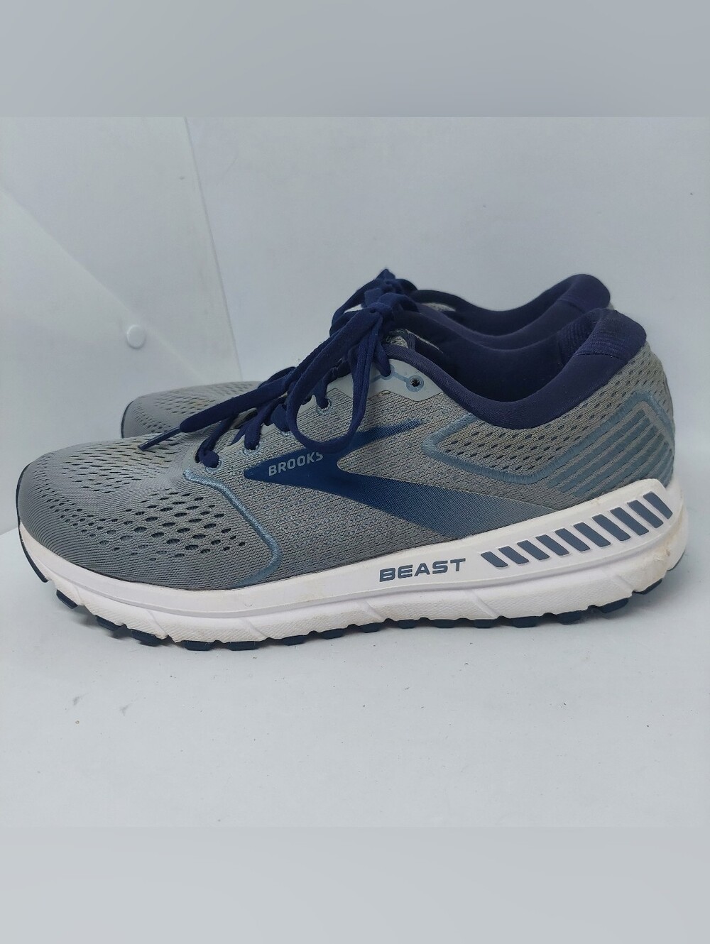 Brooks Beast 20 Sneakers Mens Size 9D Gray Navy Athletic Sport Running Shoes